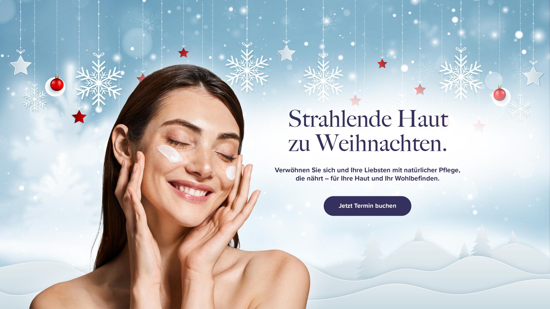 Frau mit glatter Haut und Hautpflege im Gesicht vor weihnachtlichem Hintergrund.